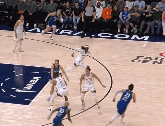 ️摸起来很冷！库珀三分球17投3中 7中1仅得到9分5篮板 水星队的连胜结束了