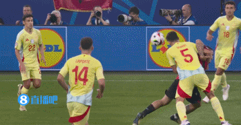 一名阿尔巴尼亚球员在禁区前与维维安发生冲突后倒地 但裁判没有发表评论