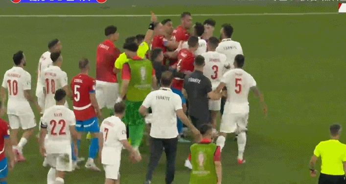 裁判加班！赛后 主裁向捷克球员乔里出示红牌