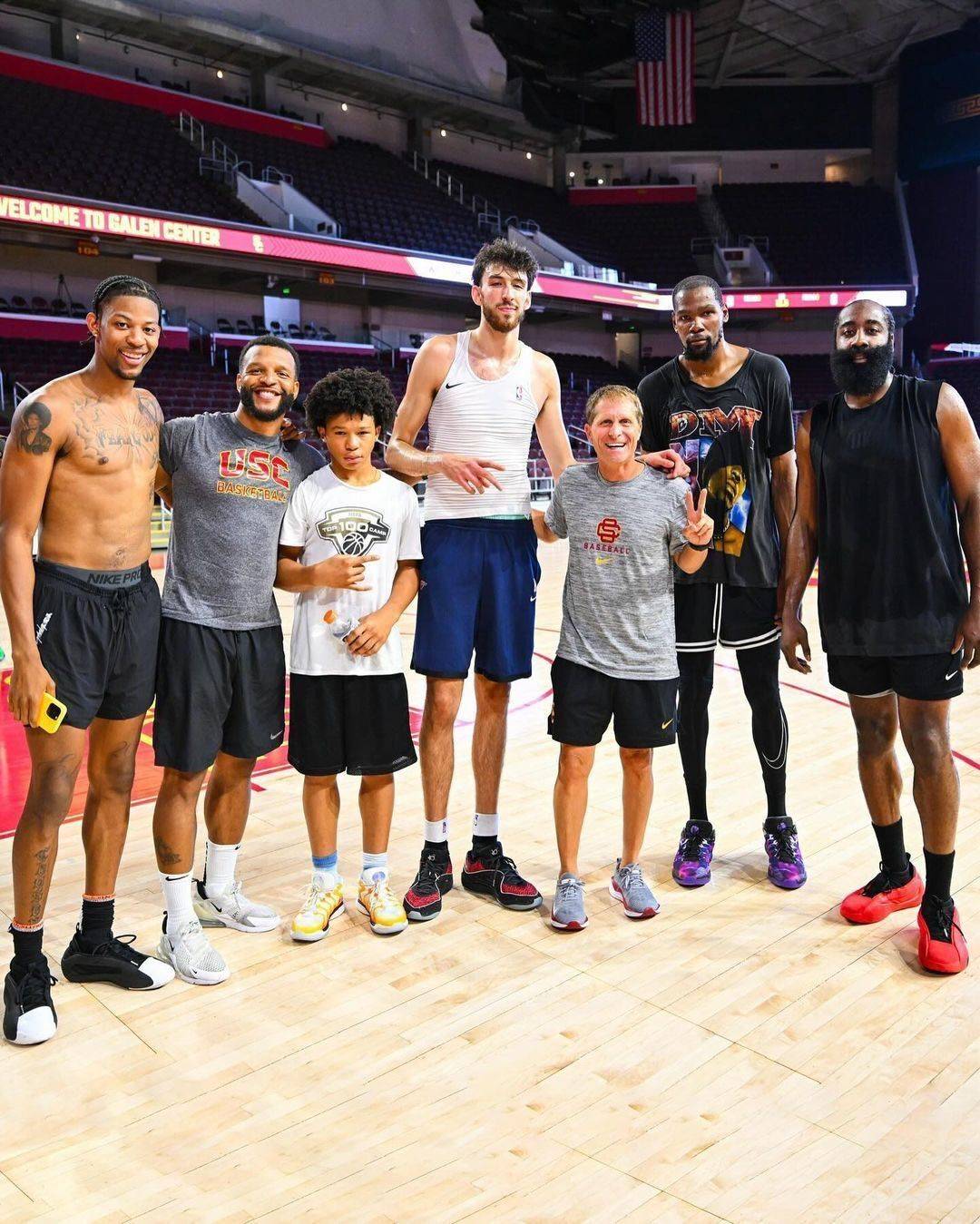 旧与新！哈登与杜兰特和雷霆球星切特一起在南加州大学训练